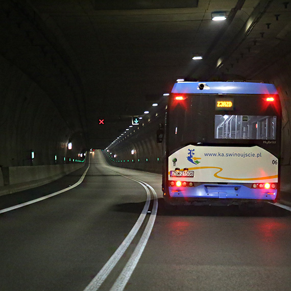 autobus w tunelu